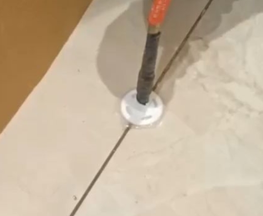宜宾市瓷砖空鼓维修公司专业解答瓷砖在铺贴过程中，如果没有涂抹均匀到位的粘结材料（如水泥砂浆或瓷砖胶），可能会导致以下问题