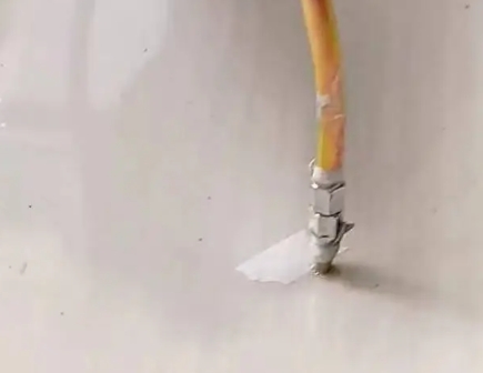 宜宾市瓷砖空鼓维修公司专业解答在瓷砖铺贴过程中，如果使用的砂料过粗（如全部使用了粗砂），可能会导致以下问题