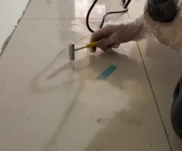 宜宾市瓷砖开裂维修公司专业分享瓷砖在铺贴前如果没有沥干水分，将会导致以下问题
