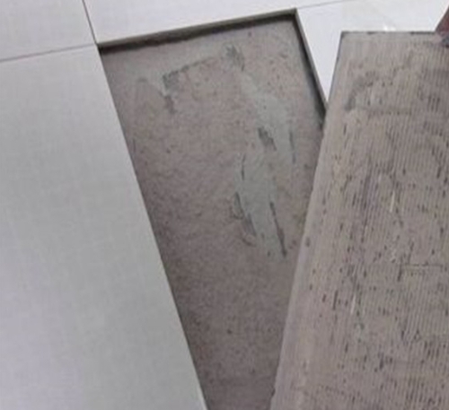 宜宾市瓷砖空鼓维修公司分享瓷砖铺贴时如果打浆（即涂抹在瓷砖背面和基层上的砂浆或瓷砖胶）过少，会带来以下问题